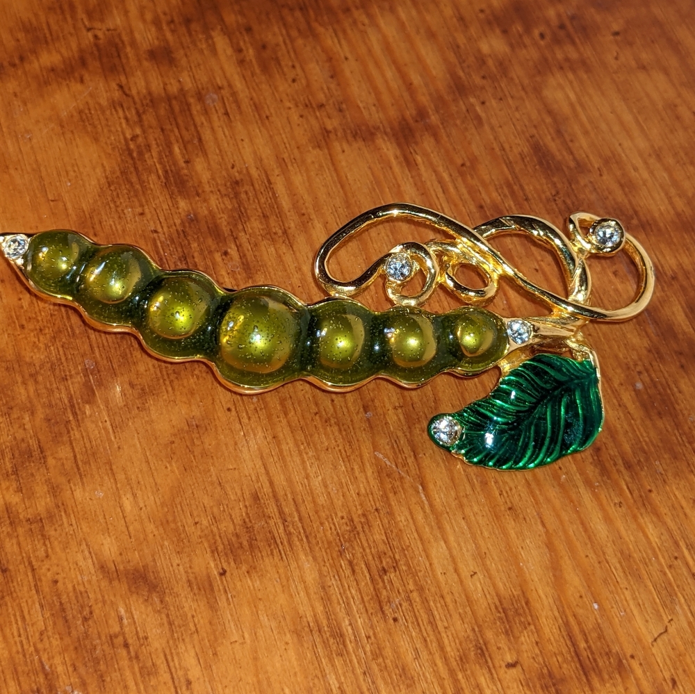 Vintage Saxon Pea Brooche